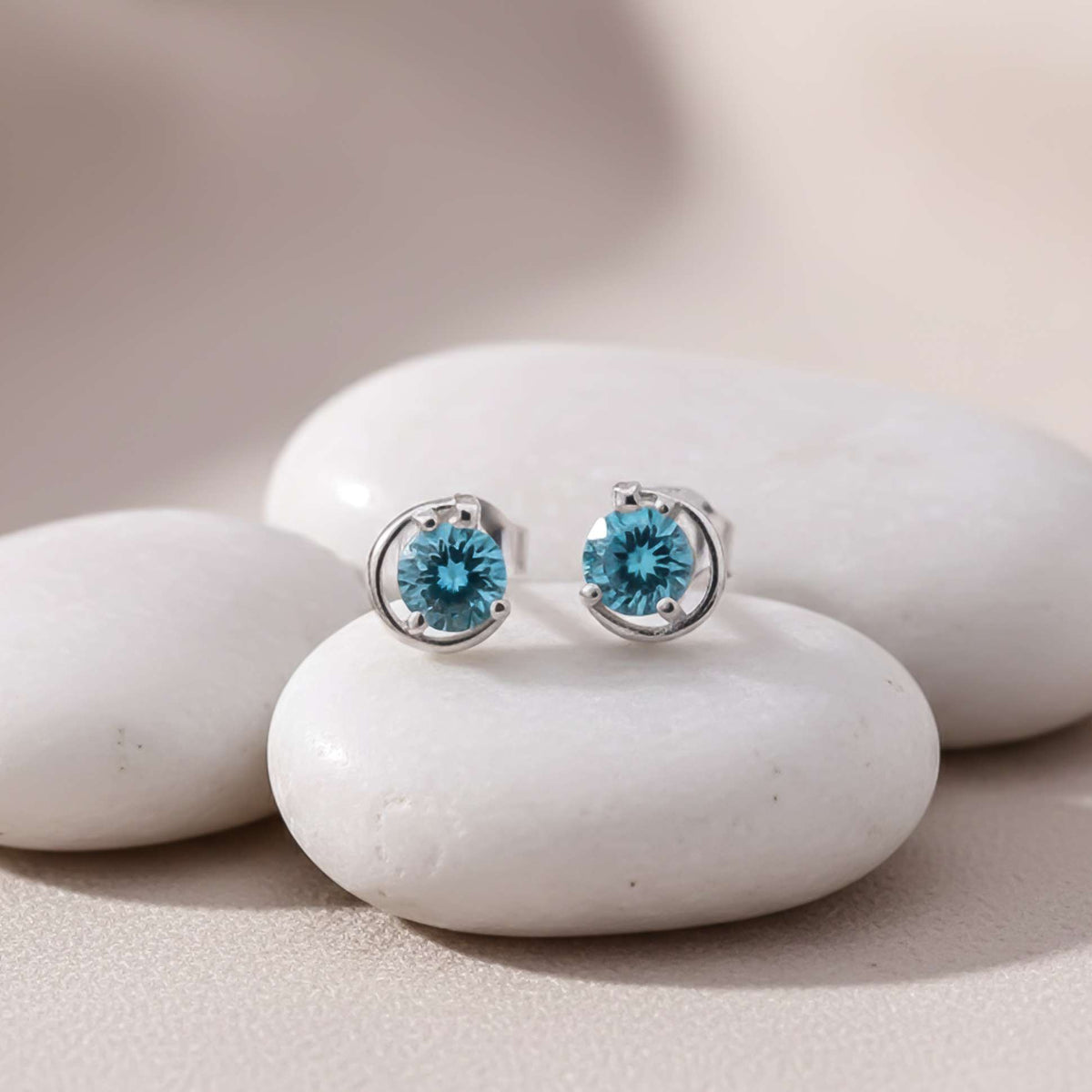 925 Sterling Silver Round Blue Topaz Stud Earring Gold Vermeil (2.5 Micron) - alternate view