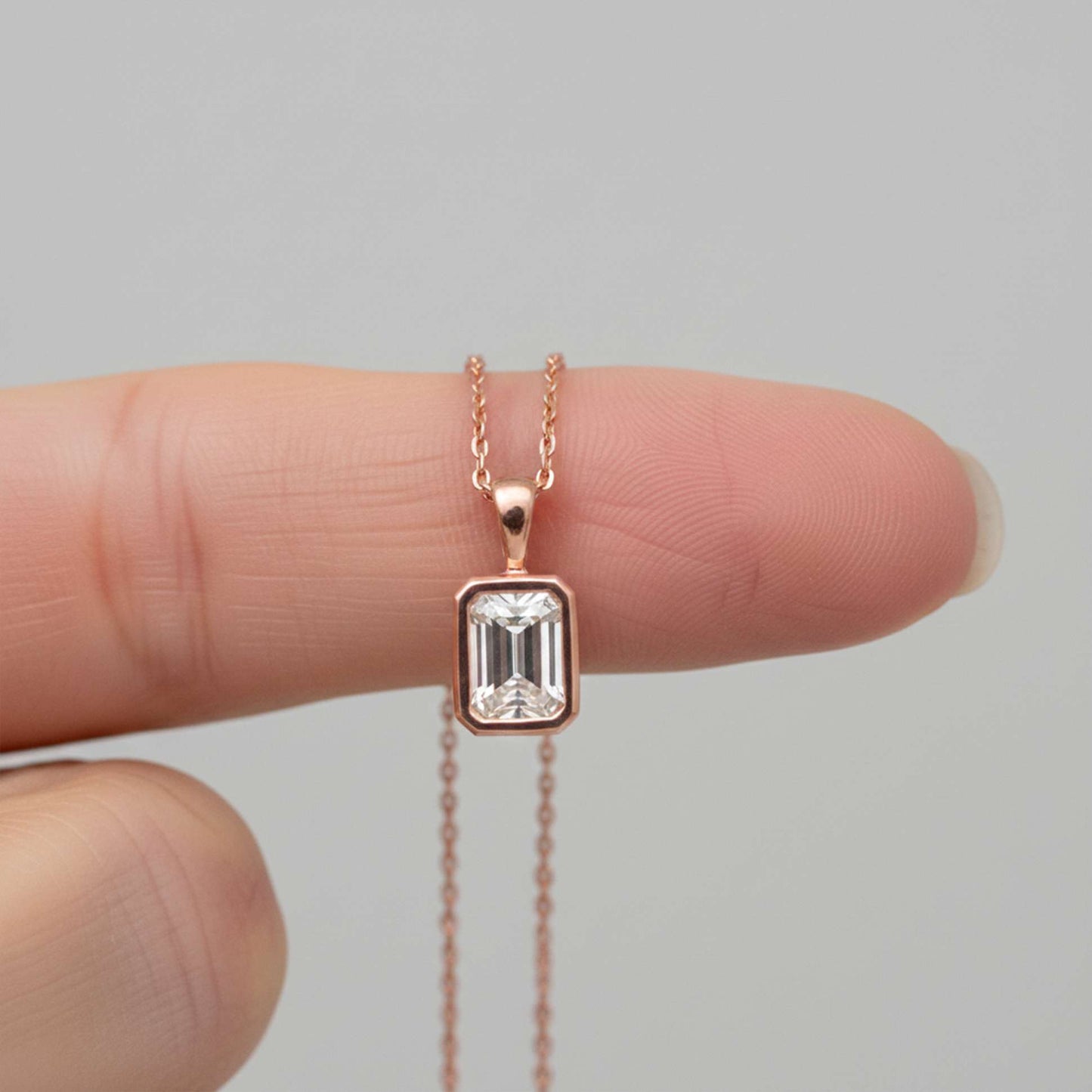 Silver Luxurious Emerald Solitaire Pendant